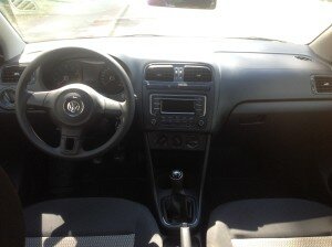VW Polo черный, в салоне